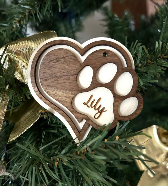 Boule de Noël en bois cœur avec patte de chien et prénom gravé